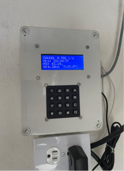 Medidor de caudal por ultrasonido instalado en planta