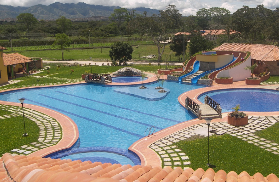 Piscina recreacional construida por SIHSA